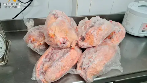 Seis patos congelados amontonados en una encimera