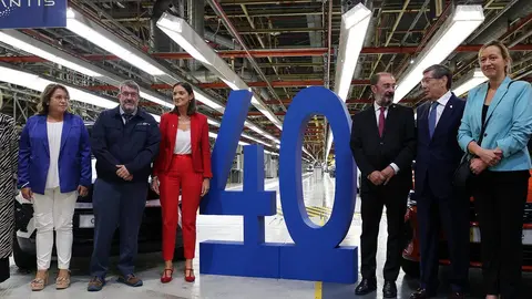 Los representantes institucionales han visitado el interior de la planta y su taller de bater&iacute;as