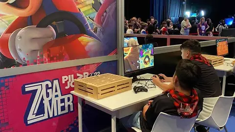 dos ni&ntilde;os jugando en el zgamer