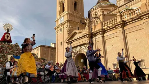 Un grupo de joteros se despide de la Virgen en el Abrazo Jotero 2022