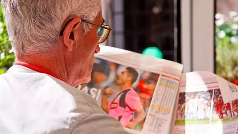 Persona mayor leyendo un peri&oacute;dico
