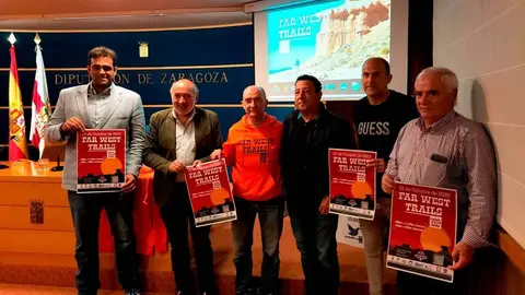 Varias personas con el cartel de la Far West Trails 