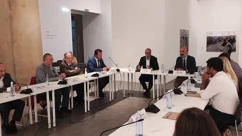 reuni&oacute;n del pacto de cultura entre Felipe Faci, V&iacute;ctor Lucea y representantes culturales