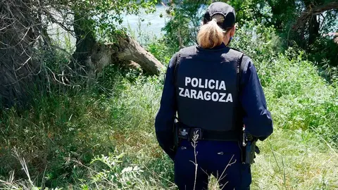 Un agente de la polic&iacute;a local, de espaldas