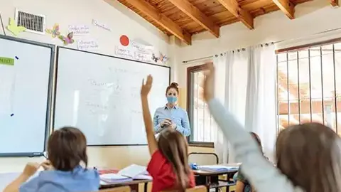 Una maestra con varios alumnos en clase