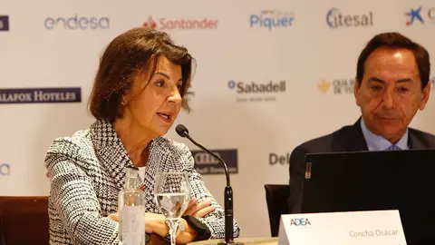 Concha Os&aacute;car junto a Salvador Arenere durante el foro