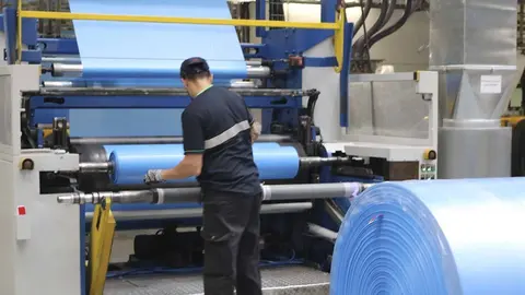 un hombre trabajando en una f&aacute;brica