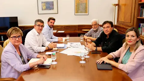 Foto del diputado y la senadora de la Agrupaci&oacute;n de electores, Tom&aacute;s Guitarte y Beatriz Mart&iacute;n, el portavoz del Movimiento, Manolo Gimeno, el portavoz del Grupo Parlamentario socialista, Patxi Lopez, la secretaria general del Grupo parlamentario socialista, Isaura Leal, y el diputado Antidio Fagundez.