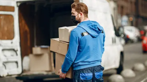 Un repartidor realizando su trabajo