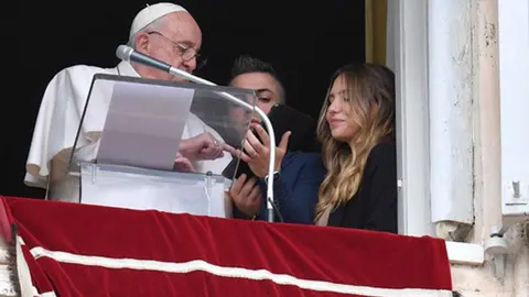 El Papa en el balc&oacute;n del Vaticano