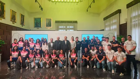 Foto de familia del F&eacute;nix Club de Zaragoza con el alcalde de la ciudad, Jorge Azc&oacute;n