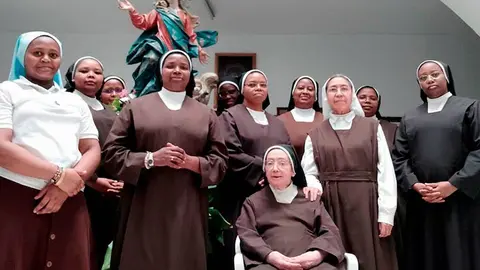 Foto de once de las monjas que viven en el Monasterio de Nuestra Se&ntilde;ora de la Asunci&oacute;n de Huesca