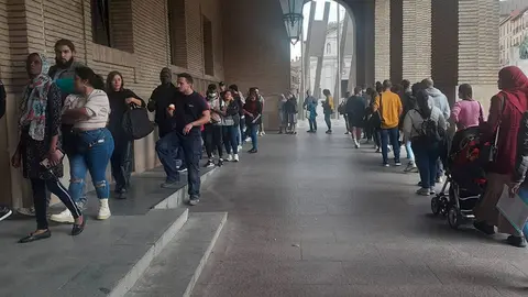 Imagen de las largas filas en el exterior del Ayuntamiento de Zaragoza