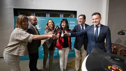 Los asistentes a la presentaci&oacute;n de los Premios Horeca brindan con botellines de cerveza