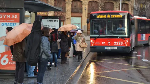 Un bus urbano de Zaragoza en una parada