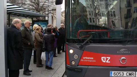 Un bus urbano en plaza Espa&ntilde;a
