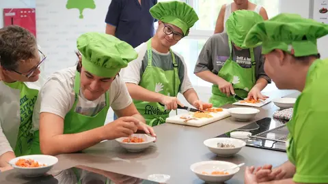Alumnos de Atades cocinando