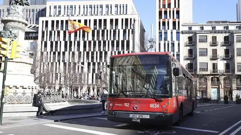 autob&uacute;s urbano en plaza espa&ntilde;a