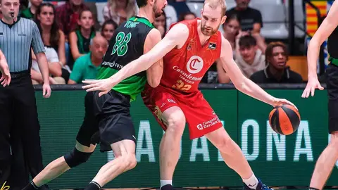 Hlinason vota una pelota ante un jugador del Joventut de Badalona