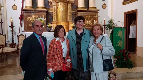 Ver&oacute;nica Villagrasa acompa&ntilde;ada por otras tres personas en el interior de la iglesia