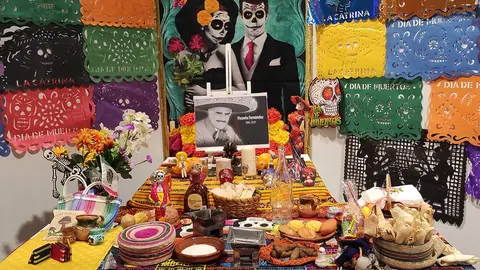 altar d&iacute;a de muertos en la biblioteca Cubit