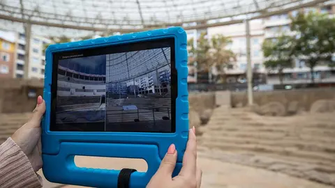 una tablet muestra una imagen presente pasado del Museo del Teatro de Caesaraugusta