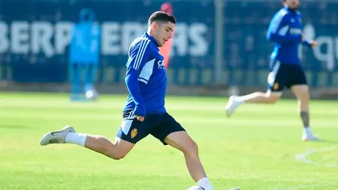 Fran G&aacute;mez chuta un bal&oacute;n