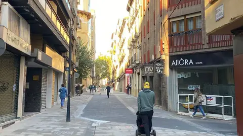 Un hombre paseando por la reformada calle San Miguel 