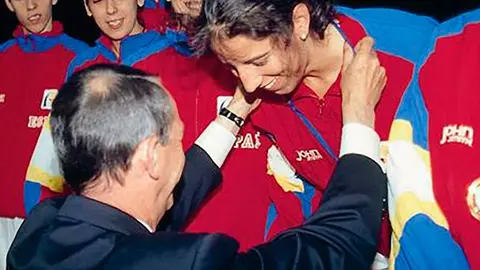 Pilar Valero recibe una medalla