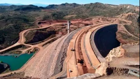 Foto de la construcci&oacute;n de la presa del embalse de Mularroya