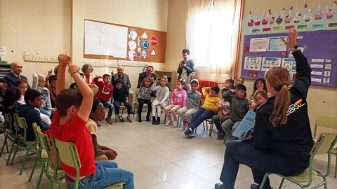 Los alumnos de primero de Primaria del CEIP San Jos&eacute; de Calasanz han le&iacute;do junto a una agente de la Polic&iacute;a Nacional el cuento titulado &ldquo;El Club de los Secretos&rdquo;