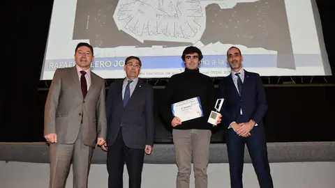 El ganador, Rafael Calero Joly, recogiendo su premio de manos de Armando Mateos y Arturo Aliaga