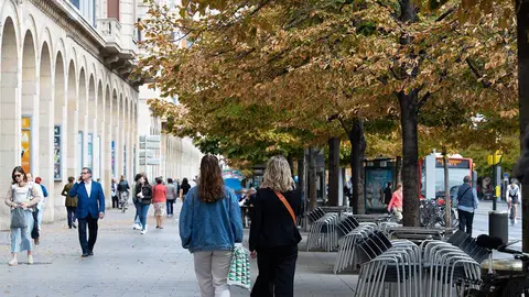 Gente paseando por la calle
