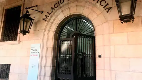 El juez ha dictado una orden de alejamiento y comunicaci&oacute;n tanto para la esposa como para el hijo 