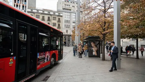 Personas en una parada de autobus en Zaragoza