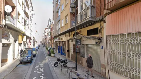 Un hombre observ&oacute; c&oacute;mo el joven colocaba una escalera en la calle Italia