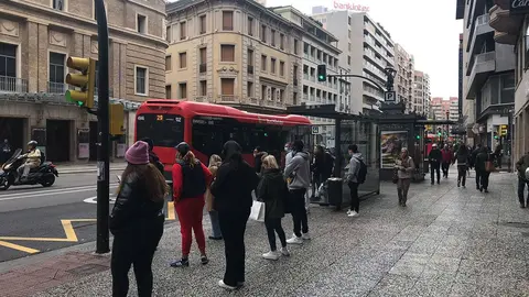 Usuarios esperando en la parada del autob&uacute;s