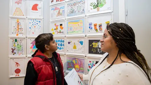 Imagen de un ni&ntilde;o mirando los cuadros