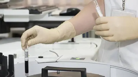 Persona trabajando en un laboratorio
