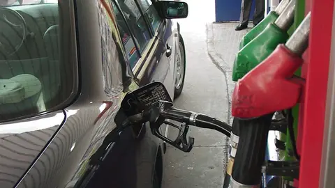 Coche repostando gasolina