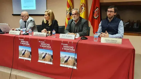 La mesa de debate que cerr&oacute; las jornadas  estaba compuesta por Ruiz de Apodaca, Santiago F&aacute;bregas de la CTP e &Iacute;&ntilde;igo Ayll&oacute;n, director de la Oficina de Informaci&oacute;n en Monta&ntilde;a
