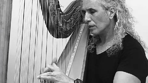 Jos&eacute; Mar&iacute;a Ribelles con un arpa