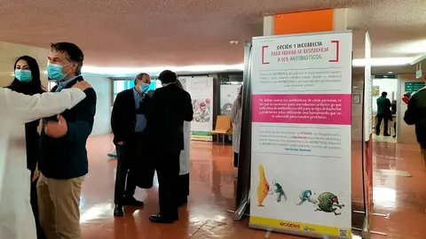 Uno de los paneles de la exposici&oacute;n en el vest&iacute;bulo del Hospital Infantil Miguel Servet