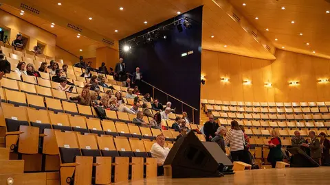 P&uacute;blico entrando en el Auditorio de Zaragoza