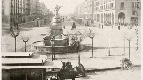 Plaza de la Constituci&oacute;n, antes de San Francisco, de San Fernando, y hoy plaza de Espa&ntilde;a, con la fuente de la Princesa o de Neptuno. Posiblemente realizada por Anselmo Coyne. Archivo Mollat-Moya. Ca. 1887