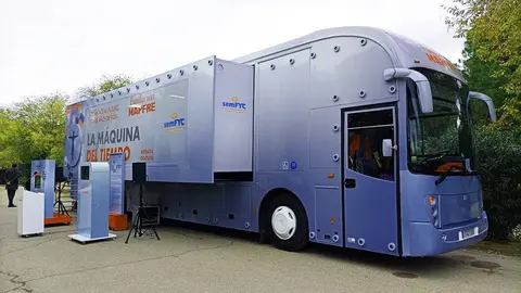 El autob&uacute;s de la m&aacute;quina del tiempo es accesible para movilidad reducida y cuenta con actividades dentro y fuera