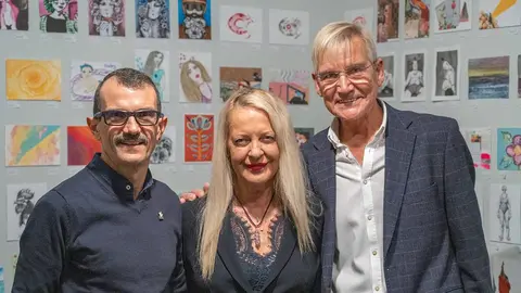 El gerente del Centro de Solidaridad de Zaragoza-Proyecto Hombre, Jes&uacute;s S&aacute;nchez; la diputada delegada de Cultura de la DPZ, Ros Cihuelo, y el presidente de la asociaci&oacute;n Postales desde el Limbo, Jos&eacute; Carlos Aguelo