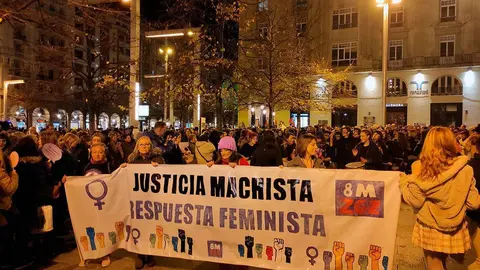 "Vosotros, machistas, sois los terroristas" y "se va a acabar, la dictadura patriarcal" han sido alguno de los gritos que han llenado la plaza Espa&ntilde;a de Zaragoza sobre las 19.00 horas