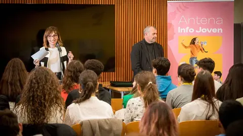 Los j&oacute;venes con la concejal de Igualdad del Ayuntamiento de Zaragoza