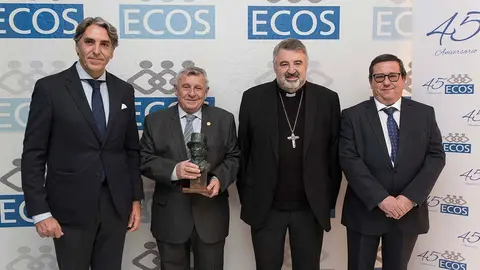 El presidente de ECOS, Antonio Tornos, y el secretario general de ECOS, Vicente Gracia, han sido los encargados de entregar el Premio ECOS al Decano de esta longeva Hermandad, Fernando Salda&ntilde;a Gracia